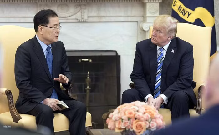 Cố vấn An ninh quốc gia Hàn Quốc Chung Eui-yong và Tổng thống Donald Trump tại phòng Bầu Dục, Nhà Trắng. Ảnh: The New York Times. Cố vấn An ninh quốc gia Hàn Quốc Chung Eui-yong và Tổng thống Donald Trump tại phòng Bầu Dục, Nhà Trắng. Ảnh: The New York Times.