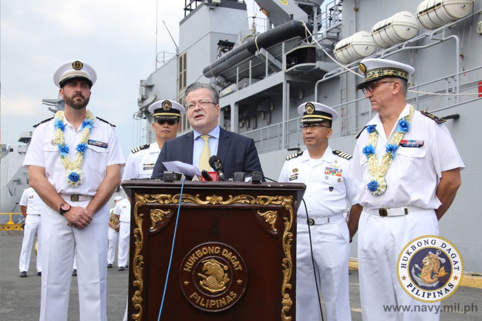 Đại sứ Pháp tại Philippines Nicolas Galey phát biểu trong lễ đón chiến hạm Pháp thăm Philippines, ảnh: Philippines Daily Inquirer. Đại sứ Pháp tại Philippines Nicolas Galey phát biểu trong lễ đón chiến hạm Pháp thăm Philippines, ảnh: Philippines Daily Inquirer.
