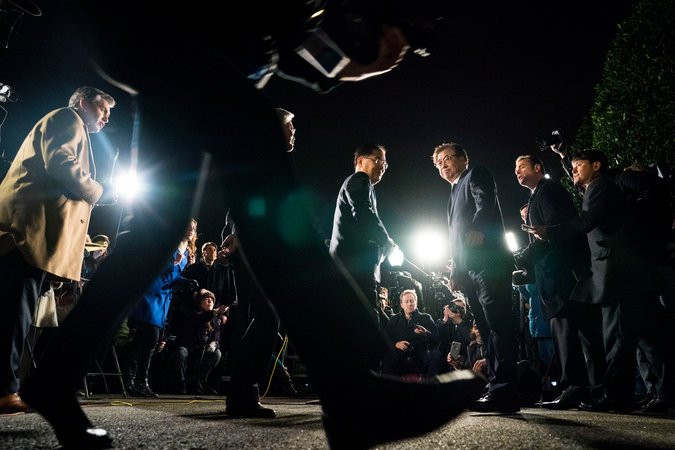 Cố vấn An ninh quốc gia Hàn Quốc Chung Eui-yong công bố thông tin Tổng thống Donald Trump chấp nhận gặp ông Kim Jong-un ngay trong khuôn viên Nhà Trắng, ảnh: The New York Times. Cố vấn An ninh quốc gia Hàn Quốc Chung Eui-yong công bố thông tin Tổng thống Donald Trump chấp nhận gặp ông Kim Jong-un ngay trong khuôn viên Nhà Trắng, ảnh: The New York Times.