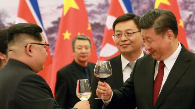 Chủ tịch Trung Quốc Tập Cận Bình và nhà lãnh đạo Triều Tiên Kim Jong-un nâng ly chúc mừng trong tiệc chiêu đãi tại Nhân Dân đại lễ đường, ảnh: Reuters / KCNA. Chủ tịch Trung Quốc Tập Cận Bình và nhà lãnh đạo Triều Tiên Kim Jong-un nâng ly chúc mừng trong tiệc chiêu đãi tại Nhân Dân đại lễ đường, ảnh: Reuters / KCNA.