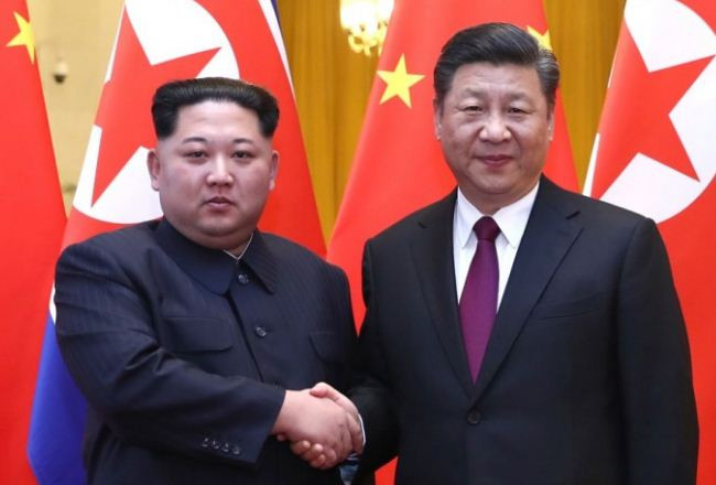 Chủ tịch Cộng hòa dân chủ nhân dân Triều Tiên Kim Jong-un và Chủ tịch Trung Quốc Tập Cận Bình, ảnh: SCMP. Chủ tịch Cộng hòa dân chủ nhân dân Triều Tiên Kim Jong-un và Chủ tịch Trung Quốc Tập Cận Bình, ảnh: SCMP.