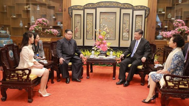 Vợ chồng ông Tập Cận Bình tới tận nhà khách Điếu Ngư Đài mời cơm và trò chuyện với vợ chồng ông Kim Jong-un, ảnh: Reuters / KCNA. Vợ chồng ông Tập Cận Bình tới tận nhà khách Điếu Ngư Đài mời cơm và trò chuyện với vợ chồng ông Kim Jong-un, ảnh: Reuters / KCNA.