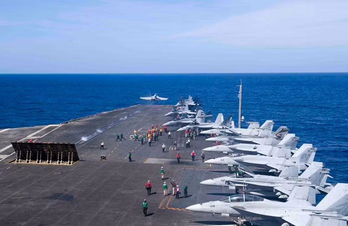 Chiến đấu cơ trên tàu sân bay USS Carl Vinson, ảnh: AP.