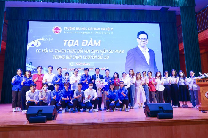 Sinh viên chụp ảnh lưu niệm cùng diễn giả. Sinh viên chụp ảnh lưu niệm cùng diễn giả.