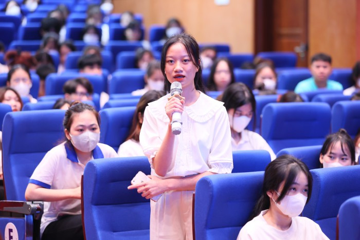 Các bạn sinh viên thảo luận tại Chương trình.