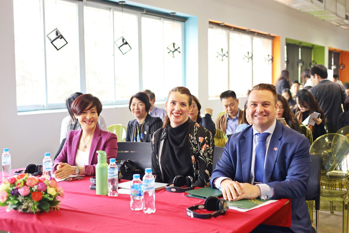 Ông Chris Morley – Tham tán thương mại và đầu tư và bà Jen Bahen – Tham tán giáo dục và nghiên cứu (Đại sứ Quán Úc tại Việt Nam; bà Ngô Thu Hương – Giám đốc phát triển thương mại cấp cao, cơ quan Thương mại và đầu tư chính phủ Úc (Austrade). anh 2.jpg
