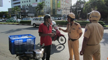 CSGT TP.HCM kiểm tra, xử lý người vi phạm giao thông. Ảnh minh họa N.D CSGT TP.HCM kiểm tra, xử lý người vi phạm giao thông. Ảnh minh họa N.D