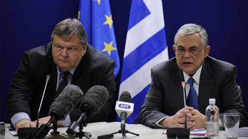 Thủ tướng Hy Lạp Lucas Papademos (phải) và Bộ trưởng Tài chính Evangelos Venizelos trong cuộc họp báo sau khi Eurozone thông qua gói cứu trợ hồi cuối tháng 2/2012 . Ảnh: BBC Thủ tướng Hy Lạp Lucas Papademos (phải) và Bộ trưởng Tài chính Evangelos Venizelos trong cuộc họp báo sau khi Eurozone thông qua gói cứu trợ hồi cuối tháng 2/2012 . Ảnh: BBC