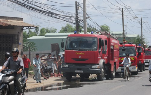 Lực lượng PCCC đến hiện trường để dập tắt đám cháy Lực lượng PCCC đến hiện trường để dập tắt đám cháy