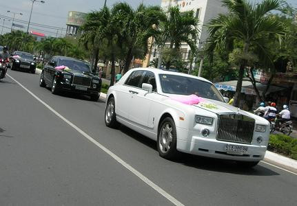 Nữ đại gia ngành thủy sản Phạm Thị Diệu Hiền (Chủ tịch HĐQT kiêm Tổng giám đốc Công ty Cổ phần thủy sản Bình An tại Trà Nóc 2, TP Cần Thơ) đã mạnh tay vung tiền tỷ tổ chức đám cưới cho cậu quý tử. Đặc biệt dàn siêu xe đắt tiền như Rolls - Royce Phantom, Bentley Flying Spur Speed, Ferrari F430... được dùng để diễu hành đón dâu từ TP. HCM về tận Cần Thơ. Trong đoàn rước dâu có sự xuất hiện của chiếc xe Phantom biển tứ quý 3333 có giá khoảng 25 tỷ đồng thuộc sở hữu của gia đình bà. Thế nhưng, sau đám cưới mọi người đã té ngửa khi biết Công ty cổ phần Thủy sản Bình An (Bianfishco) của nữ đại gia này đang nợ đến con số hàng trăm tỷ đồng.