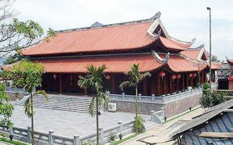 Xây nhà gỗ hàng trăm tỷ đồng Một đại gia ở TP. Vinh (Nghệ An) đã chi hàng trăm tỷ đồng để xây dựng ngôi nhà làm bằng toàn gỗ đinh hương, giáng hương, cẩm lai. Ngôi nhà nằm ở xã Nghi Phú (TP.Vinh - Nghệ An), xung quanh là hàng rào cao 3m rất kiên cố. Công trình này được ốp tới 5 loại đá, đỉnh mái được lợp tráng men lượn sóng như con rồng khổng lồ vây lấy khuôn viên. Mỗi viên ngói vảy lợp trên tường rào có giá 2.500 đồng, tổng số tiền để xây tường rào lên đến 2 tỷ đồng.