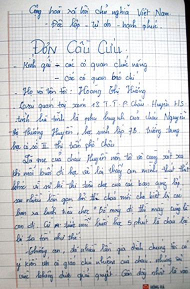 Sau khi báo chí đưa tin và đến làm việc với lãnh đạo nhà trường, các em học sinh tham gia làm nhục và đánh Huyền đều thừa nhận hành vi của mình, hứa khắc phục sửa chữa. Riêng cô giáo Phạm Thị Huyền, không thừa nhận tới chợ để “nhắc nhở” phụ huynh và “không biết” chuyện học sinh bị các bạn phân biệt đối xử. Ảnh: Đơn cầu cứu của gia đình em Nguyễn Thị Thương Huyền (Lao động) Sau khi báo chí đưa tin và đến làm việc với lãnh đạo nhà trường, các em học sinh tham gia làm nhục và đánh Huyền đều thừa nhận hành vi của mình, hứa khắc phục sửa chữa. Riêng cô giáo Phạm Thị Huyền, không thừa nhận tới chợ để “nhắc nhở” phụ huynh và “không biết” chuyện học sinh bị các bạn phân biệt đối xử. Ảnh: Đơn cầu cứu của gia đình em Nguyễn Thị Thương Huyền (Lao động)