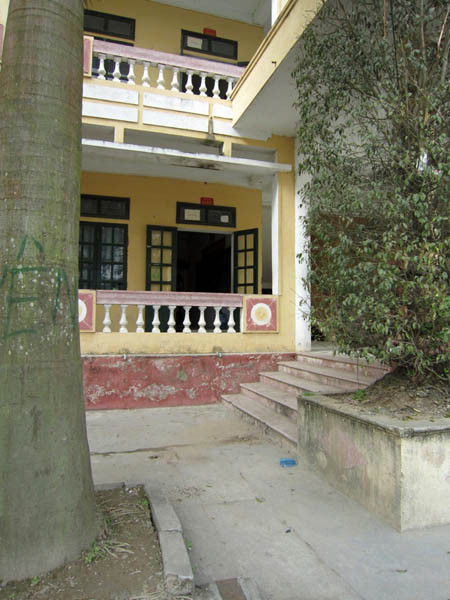 Sau cú nhảy, em Oanh bị vỡ xương thái dương, gãy một tay, chấn thương sọ não, chảy nhiều máu. Em được đưa đi cấp cứu tại Bệnh viện Đa khoa Đông Hưng, rồi chuyển lên Bệnh viện Đa khoa Thái Bình, nhưng do thương tích quá nặng, đến 1 giờ sáng 8.1, em tử vong. Sau khi sự việc xảy ra, Công an huyện Đông Hưng đã đến hiện trường và lấy lời khai của cô Huyền, các em học sinh lớp 12A7. Ảnh: Nơi em Oanh nhảy từ tầng 2 xuống sân trường tự tử (Dân Việt) Sau cú nhảy, em Oanh bị vỡ xương thái dương, gãy một tay, chấn thương sọ não, chảy nhiều máu. Em được đưa đi cấp cứu tại Bệnh viện Đa khoa Đông Hưng, rồi chuyển lên Bệnh viện Đa khoa Thái Bình, nhưng do thương tích quá nặng, đến 1 giờ sáng 8.1, em tử vong. Sau khi sự việc xảy ra, Công an huyện Đông Hưng đã đến hiện trường và lấy lời khai của cô Huyền, các em học sinh lớp 12A7. Ảnh: Nơi em Oanh nhảy từ tầng 2 xuống sân trường tự tử (Dân Việt)