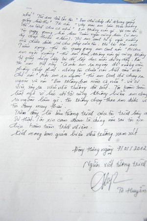 Theo thông tin nhà trường cung cấp, cô Huyền sinh năm 1982, tốt nghiệp Đại học Sư phạm Thái Nguyên và đã có 5 năm công tác tại nhà trường. Cô Huyền đã phải làm bản tường trình ngay sau khi sự việc đáng tiếc xảy ra. Ảnh: Bản tường trình của cô giáo Tô Thị Huyền (Vietnamnet) Theo thông tin nhà trường cung cấp, cô Huyền sinh năm 1982, tốt nghiệp Đại học Sư phạm Thái Nguyên và đã có 5 năm công tác tại nhà trường. Cô Huyền đã phải làm bản tường trình ngay sau khi sự việc đáng tiếc xảy ra. Ảnh: Bản tường trình của cô giáo Tô Thị Huyền (Vietnamnet)