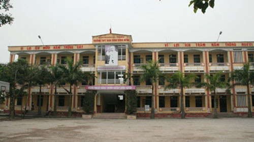 Sáng 7.1.2012, vào tiết 1 giờ toán của lớp 12A7, trường THPT Đông Quan (Thái Bình) đã xảy ra một sự việc đáng tiếc. Trong quá trình dạy, cô giáo Tô Thị Huyền có yêu cầu một số học sinh có điểm thi học kỳ dưới 5 chép lại bài giải trên lớp 4 lần. Mặc dù, em Oanh được 5 điểm nhưng cô Huyền vẫn yêu cầu em phải chép phạt. Từ đó, hai cô trò đã xảy ra lời qua tiếng lại, đặc biệt, cô Huyền đã dùng những ngôn từ thiếu tính sư phạm và mang tính chất xúc phạm. Khi Oanh ngồi xuống chỗ của mình, cô Huyền tiếp tục nói: “Thôi tạm thời tiết này cô cút ra khỏi lớp cho khuất mắt tôi”. Sau câu nói này, Oanh đã chạy vụt ra khỏi lớp và nói với cô giáo “từ nay em không muốn nhìn mặt cô nữa” và nhảy từ tầng 2 xuống. Ảnh: Khu nhà nơi nữ sinh Kiều Oanh nhảy qua lan can tự tử (VOV Online) Sáng 7.1.2012, vào tiết 1 giờ toán của lớp 12A7, trường THPT Đông Quan (Thái Bình) đã xảy ra một sự việc đáng tiếc. Trong quá trình dạy, cô giáo Tô Thị Huyền có yêu cầu một số học sinh có điểm thi học kỳ dưới 5 chép lại bài giải trên lớp 4 lần. Mặc dù, em Oanh được 5 điểm nhưng cô Huyền vẫn yêu cầu em phải chép phạt. Từ đó, hai cô trò đã xảy ra lời qua tiếng lại, đặc biệt, cô Huyền đã dùng những ngôn từ thiếu tính sư phạm và mang tính chất xúc phạm. Khi Oanh ngồi xuống chỗ của mình, cô Huyền tiếp tục nói: “Thôi tạm thời tiết này cô cút ra khỏi lớp cho khuất mắt tôi”. Sau câu nói này, Oanh đã chạy vụt ra khỏi lớp và nói với cô giáo “từ nay em không muốn nhìn mặt cô nữa” và nhảy từ tầng 2 xuống. Ảnh: Khu nhà nơi nữ sinh Kiều Oanh nhảy qua lan can tự tử (VOV Online)