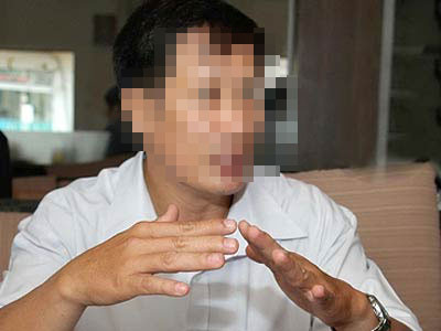 Sau khi sự việc xảy ra, thầy B. vẫn cố gắng đứng vững vàng trên bục giảng vì có niềm động viên lớn là học trò của lớp 11A8 chăm chỉ học, ngoan và thương thầy hơn. Nhưng nghiệt ngã thay là sau đó vài buổi học thầy phải tạm ngưng dạy để chờ quyết định kỉ luật. Sau khi sự việc xảy ra, thầy B. vẫn cố gắng đứng vững vàng trên bục giảng vì có niềm động viên lớn là học trò của lớp 11A8 chăm chỉ học, ngoan và thương thầy hơn. Nhưng nghiệt ngã thay là sau đó vài buổi học thầy phải tạm ngưng dạy để chờ quyết định kỉ luật.