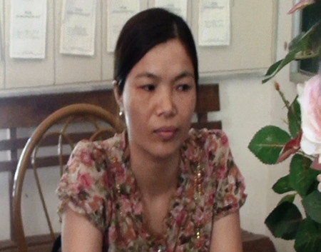 Ngày 6.9.2011, cô giáo của em đã ra tận chợ dùng những lời lẽ hăm dọa đòi đuổi học. Ảnh: Học sinh bị bạn cùng lớp thường xuyên làm nhục, đánh đập nhưng cô giáo chủ nhiệm Phạm Thị Huyền không giải quyết (Lao động) Ngày 6.9.2011, cô giáo của em đã ra tận chợ dùng những lời lẽ hăm dọa đòi đuổi học. Ảnh: Học sinh bị bạn cùng lớp thường xuyên làm nhục, đánh đập nhưng cô giáo chủ nhiệm Phạm Thị Huyền không giải quyết (Lao động)