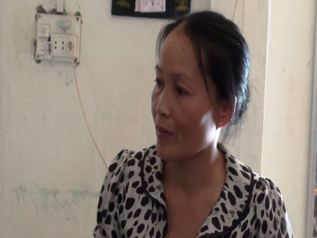 Em Nguyễn Thị Huyền Thương, học sinh lớp 7B trường THCS thị trân Phố Châu II, huyện Hương Sơn, Hà Tĩnh, không muốn đến lớp học vì mỗi khi đến lớp bị các bạn kỳ thị, chia rẽ, làm nhục và đánh đập chỉ vì… bố có “bồ”. Em thường xuyên bị các bạn đánh đập, trêu chọc. Ảnh: Cô Hoàng Thị Hướng mẹ em Huyền rất lo lắng trước tình trạng con mình bị khủng bố cả về tinh thần lẫn bị đánh đập (Lao động) Em Nguyễn Thị Huyền Thương, học sinh lớp 7B trường THCS thị trân Phố Châu II, huyện Hương Sơn, Hà Tĩnh, không muốn đến lớp học vì mỗi khi đến lớp bị các bạn kỳ thị, chia rẽ, làm nhục và đánh đập chỉ vì… bố có “bồ”. Em thường xuyên bị các bạn đánh đập, trêu chọc. Ảnh: Cô Hoàng Thị Hướng mẹ em Huyền rất lo lắng trước tình trạng con mình bị khủng bố cả về tinh thần lẫn bị đánh đập (Lao động)