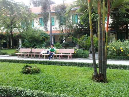 Giờ Toán ngày thứ 5 hôm 19.11.2009, học sinh Lê Anh Tuấn học sinh lớp 11A8, trường THPT Lê Quý Đôn (quận 3, TPHCM) có cười nói và đùa giỡn trong lớp học. Thầy giáo B. quyết định ghi vào sổ đầu bài nhưng các em học sinh nói thầy đừng ghi và đề nghị thầy cho phạt hình thức khác. Vậy là Lê Anh Tuấn phải nhận hình phạt thụt dầu 100 cái. Khi về đến nhà, Tuấn nói với gia đình bị đau nhiều nơi trên cơ thể và đi tiểu có màu đỏ. Gia đình nghĩ em Tuấn đi tiểu ra máu, nhưng mãi đến ngày 22/11, gia đình mới đưa em Tuấn đến khám tại Bệnh viện Thống Nhất. Theo các bác sĩ ở khoa Nội thận và lọc máu, học sinh Lê Anh Tuấn bị hội chứng ly giải cơ. Sau đó sức khỏe Tuấn đã dần dần hồi phục trở lại theo chiều hướng tốt. Ảnh: Một góc khuôn viên trường Lê Quý Đôn – TPHCM (Hiếu Hiền, Dân trí) Giờ Toán ngày thứ 5 hôm 19.11.2009, học sinh Lê Anh Tuấn học sinh lớp 11A8, trường THPT Lê Quý Đôn (quận 3, TPHCM) có cười nói và đùa giỡn trong lớp học. Thầy giáo B. quyết định ghi vào sổ đầu bài nhưng các em học sinh nói thầy đừng ghi và đề nghị thầy cho phạt hình thức khác. Vậy là Lê Anh Tuấn phải nhận hình phạt thụt dầu 100 cái. Khi về đến nhà, Tuấn nói với gia đình bị đau nhiều nơi trên cơ thể và đi tiểu có màu đỏ. Gia đình nghĩ em Tuấn đi tiểu ra máu, nhưng mãi đến ngày 22/11, gia đình mới đưa em Tuấn đến khám tại Bệnh viện Thống Nhất. Theo các bác sĩ ở khoa Nội thận và lọc máu, học sinh Lê Anh Tuấn bị hội chứng ly giải cơ. Sau đó sức khỏe Tuấn đã dần dần hồi phục trở lại theo chiều hướng tốt. Ảnh: Một góc khuôn viên trường Lê Quý Đôn – TPHCM (Hiếu Hiền, Dân trí)