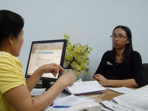 Sau khi báo Người Lao Động đăng bài “Dạy học trò bằng lời lẽ phản cảm"(ngày 31-10-2011) và nhận được nhiều ý kiến từ bạn đọc, cô giáo Trần Thị Minh Châu, người được đề cập trong bài báo, đã đến làm việc với tòa soạn và viết bức thư gửi Ban Biên tập. Cô Châu mong nhận được sự cảm thông và chia sẻ của mọi người. Ảnh: Cô Trần Thị Minh Châu (áo đen) đến làm việc với tòa soạn báo Người lao động (Người lao động) Sau khi báo Người Lao Động đăng bài “Dạy học trò bằng lời lẽ phản cảm"(ngày 31-10-2011) và nhận được nhiều ý kiến từ bạn đọc, cô giáo Trần Thị Minh Châu, người được đề cập trong bài báo, đã đến làm việc với tòa soạn và viết bức thư gửi Ban Biên tập. Cô Châu mong nhận được sự cảm thông và chia sẻ của mọi người. Ảnh: Cô Trần Thị Minh Châu (áo đen) đến làm việc với tòa soạn báo Người lao động (Người lao động)