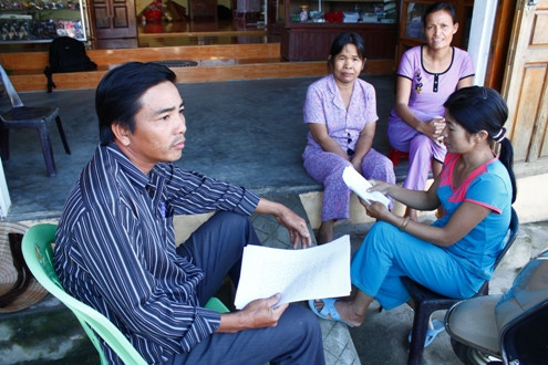 Vì không nghiêm túc trong giờ chào cờ ngày 31.10.2011, 20 học sinh lớp 10 (17 nữ, 3 nam) của trường THPT Hóa Châu, xã Quảng An (Quảng Điền, Thừa Thiên - Huế) đã bị cô giáo chủ nhiệm yêu cầu nằm lên bàn và dùng cán chổi đánh bầm tím mông. Ảnh: Phụ huynh bức xúc về chuyện con mình bị cô giáo chủ nhiệm bắt lên bàn học dung cán chổi đánh (Nguyễn Đông, VnExpress) Vì không nghiêm túc trong giờ chào cờ ngày 31.10.2011, 20 học sinh lớp 10 (17 nữ, 3 nam) của trường THPT Hóa Châu, xã Quảng An (Quảng Điền, Thừa Thiên - Huế) đã bị cô giáo chủ nhiệm yêu cầu nằm lên bàn và dùng cán chổi đánh bầm tím mông. Ảnh: Phụ huynh bức xúc về chuyện con mình bị cô giáo chủ nhiệm bắt lên bàn học dung cán chổi đánh (Nguyễn Đông, VnExpress)