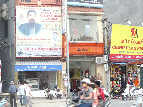 Các cửa hàng bán bột, cháo cho trẻ em mang thương hiệu Thành “râu” còn trưng cả ảnh chủ nhân lên biển quảng cáo để đề phòng các cơ sở “nhái”. Các cửa hàng bán bột, cháo cho trẻ em mang thương hiệu Thành “râu” còn trưng cả ảnh chủ nhân lên biển quảng cáo để đề phòng các cơ sở “nhái”.