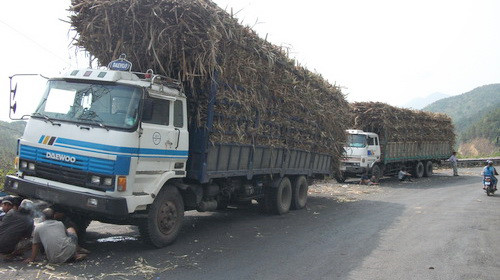 Chiếc xe tải chở mía chết máy trên đèo Mang Yang đêm 18/3. Ảnh: Hoa Lư Chiếc xe tải chở mía chết máy trên đèo Mang Yang đêm 18/3. Ảnh: Hoa Lư