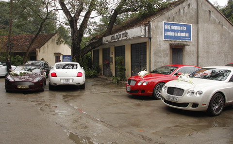 Aston Martin DB9 Volante màu mận chín đứng cạnh Bentley GT. Ảnh: Quyền Anh, VnExpress