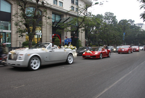 Đoàn xe dài dằng dặc trên phố. Ảnh: Quyền Anh, VnExpress