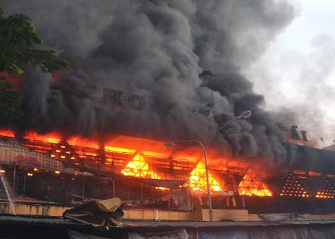 Nguyên nhân cháy chợ Quảng Ngãi do chập điện. (ảnh: Vnexpress) Nguyên nhân cháy chợ Quảng Ngãi do chập điện. (ảnh: Vnexpress)