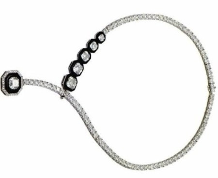 Điểm nhấn chính của dây chuyền Royal Asscher Diamond Platinum là 5 viên kim cương lớn màu đen với những vết cắt mã não, 96 viên kim cương nhỏ hơn trọng lượng từ 0,5-0,6 carat tô điểm cho toàn bộ sợi dây. Lõi của nữ trang cấu tạo từ bạch kim, tổng trị giá toàn bộ trang sức khoảng 1,8 triệu USD do Lita Asscher, thuộc nhóm thiết kế Royal Asscher chế tác. Ảnh: World Most Expensive Điểm nhấn chính của dây chuyền Royal Asscher Diamond Platinum là 5 viên kim cương lớn màu đen với những vết cắt mã não, 96 viên kim cương nhỏ hơn trọng lượng từ 0,5-0,6 carat tô điểm cho toàn bộ sợi dây. Lõi của nữ trang cấu tạo từ bạch kim, tổng trị giá toàn bộ trang sức khoảng 1,8 triệu USD do Lita Asscher, thuộc nhóm thiết kế Royal Asscher chế tác. Ảnh: World Most Expensive