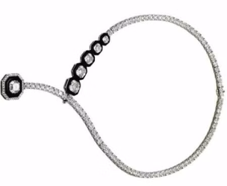 Điểm nhấn chính của dây chuyền Royal Asscher Diamond Platinum là 5 viên kim cương lớn màu đen với những vết cắt mã não, 96 viên kim cương nhỏ hơn trọng lượng từ 0,5-0,6 carat tô điểm cho toàn bộ sợi dây. Lõi của nữ trang cấu tạo từ bạch kim, tổng trị giá toàn bộ trang sức khoảng 1,8 triệu USD do Lita Asscher, thuộc nhóm thiết kế Royal Asscher chế tác. Ảnh: World Most Expensive