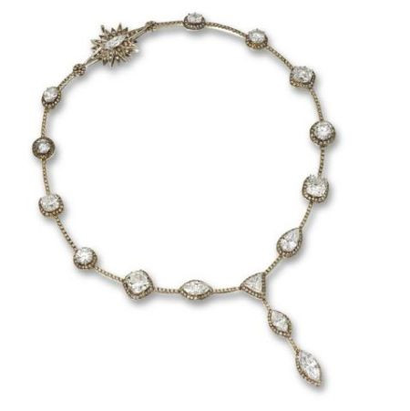 Sản phẩm này dành cho những người yêu thích cái đẹp đơn giản và có vẻ ít nổi bật nhất trong danh sách nữ trang đắt đỏ. Tuy nhiên, H. Stern Venus có trọng lượng lên tới 110 carat và nếu nhìn kỹ, bạn sẽ thấy có rất nhiều loại kim cương trên dây, từ hình quả lê cho tới dạng vuông cùng những vết cắt, gọt tinh xảo khác nhau. Ngoài ra, móc cài dây chuyền còn nạm 14 ngôi sao kim cương lộng lẫy, lõi vòng cổ làm từ vàng 18 carat, tổng giá trị món nữ trang là 3,17 triệu USD. . Ảnh: World Most Expensive Sản phẩm này dành cho những người yêu thích cái đẹp đơn giản và có vẻ ít nổi bật nhất trong danh sách nữ trang đắt đỏ. Tuy nhiên, H. Stern Venus có trọng lượng lên tới 110 carat và nếu nhìn kỹ, bạn sẽ thấy có rất nhiều loại kim cương trên dây, từ hình quả lê cho tới dạng vuông cùng những vết cắt, gọt tinh xảo khác nhau. Ngoài ra, móc cài dây chuyền còn nạm 14 ngôi sao kim cương lộng lẫy, lõi vòng cổ làm từ vàng 18 carat, tổng giá trị món nữ trang là 3,17 triệu USD. . Ảnh: World Most Expensive