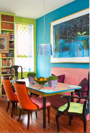 Phòng ăn màu sắc sẫm và ấm cúng