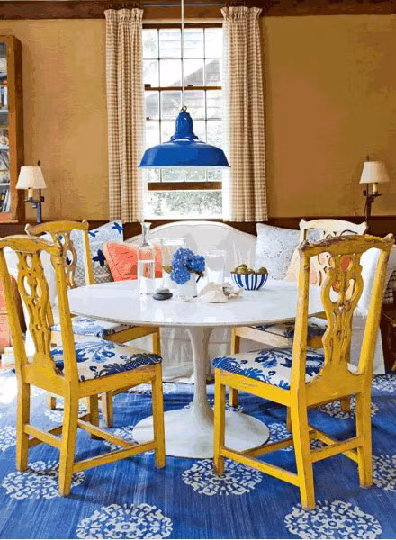 Phòng ăn xinh xắn với hai màu nổi bật xanh dương và vàng