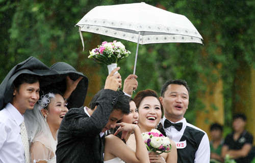 Cơn mưa to không ngăn nổi tình yêu và niềm hạnh phúc của các đôi uyên ương trong ngày trọng đại này. Ảnh: Ngôi sao Cơn mưa to không ngăn nổi tình yêu và niềm hạnh phúc của các đôi uyên ương trong ngày trọng đại này. Ảnh: Ngôi sao