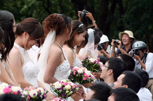 Màn cầu hôn của 100 cặp đôi đến từ mọi miền đất nước. Ảnh: Ngôi sao