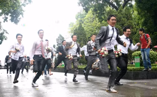 Các chú rể từ vạch xuất phát cầm hoa chạy đến… Ảnh: Sài gòn tiếp thị