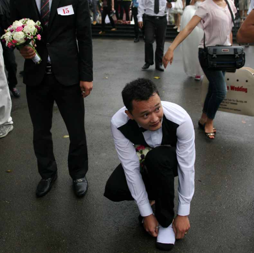Lễ cưới tập thể bắt đầu “nóng” khi cuộc chạy bắt đầu. Chú rể thì cởi giầy... Ảnh: Sài gòn tiếp thị Lễ cưới tập thể bắt đầu “nóng” khi cuộc chạy bắt đầu. Chú rể thì cởi giầy... Ảnh: Sài gòn tiếp thị
