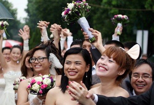 Ban tổ chức thông báo không được dùng ô che, mặc dù trời mưa nhưng ai cũng vui vẻ. Ảnh: Ngôi sao Ban tổ chức thông báo không được dùng ô che, mặc dù trời mưa nhưng ai cũng vui vẻ. Ảnh: Ngôi sao