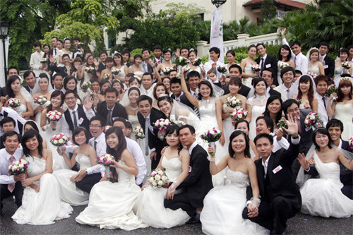 100 đôi uyên ương tham gia cầu hôn tập thể năm 2011 đã phá vỡ kỷ lục 50 đôi của năm 2010. Ảnh: Ngôi sao 100 đôi uyên ương tham gia cầu hôn tập thể năm 2011 đã phá vỡ kỷ lục 50 đôi của năm 2010. Ảnh: Ngôi sao