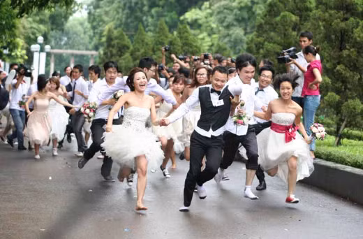 Giải thưởng cho cặp về nhất là một chuyến du lịch 4 ngày 3 đêm tại Kuala Lumpur - Malaysia trị giá 3.000USD nên các cặp tình nhân đều gắng sức chạy. Ảnh: Sài gòn tiếp thị