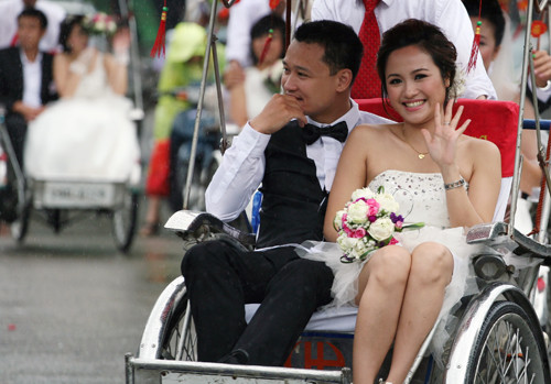 Sau khi các đôi tập trung chụp ảnh tại khách sạn Sheraton, họ đã cùng nhau đạp xích lô đi qua các tuyến phố ở Hà Nội như Hàng Than, Hàng Lược, Lương Văn Can, Nguyễn Du. Và điểm kết thúc là công viên Thống Nhất. Ảnh: Ngôi sao Sau khi các đôi tập trung chụp ảnh tại khách sạn Sheraton, họ đã cùng nhau đạp xích lô đi qua các tuyến phố ở Hà Nội như Hàng Than, Hàng Lược, Lương Văn Can, Nguyễn Du. Và điểm kết thúc là công viên Thống Nhất. Ảnh: Ngôi sao