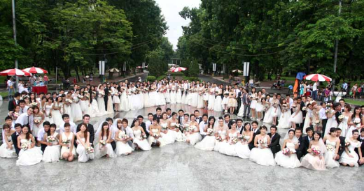 Một trái tim với sự kết nối của 100 cặp đôi được hình thành. Cũng tại đây, những lời cầu hôn ngọt ngào được các bạn trẻ trao nhau, chứng minh rằng tình yêu là vĩnh cửu. Ảnh: Sài gòn tiếp thị Một trái tim với sự kết nối của 100 cặp đôi được hình thành. Cũng tại đây, những lời cầu hôn ngọt ngào được các bạn trẻ trao nhau, chứng minh rằng tình yêu là vĩnh cửu. Ảnh: Sài gòn tiếp thị