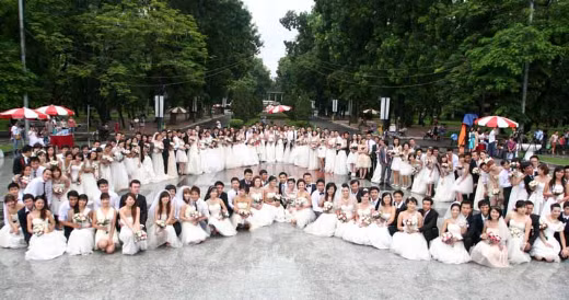 Một trái tim với sự kết nối của 100 cặp đôi được hình thành. Cũng tại đây, những lời cầu hôn ngọt ngào được các bạn trẻ trao nhau, chứng minh rằng tình yêu là vĩnh cửu. Ảnh: Sài gòn tiếp thị