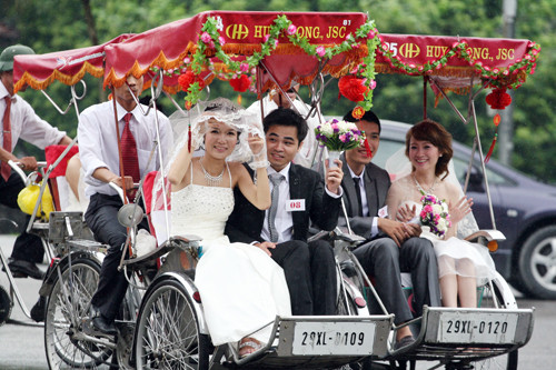 100 cặp đôi vào công viên Thống Nhất để chạy marathon và cầu hôn tập thể. Ảnh: Ngôi sao 100 cặp đôi vào công viên Thống Nhất để chạy marathon và cầu hôn tập thể. Ảnh: Ngôi sao