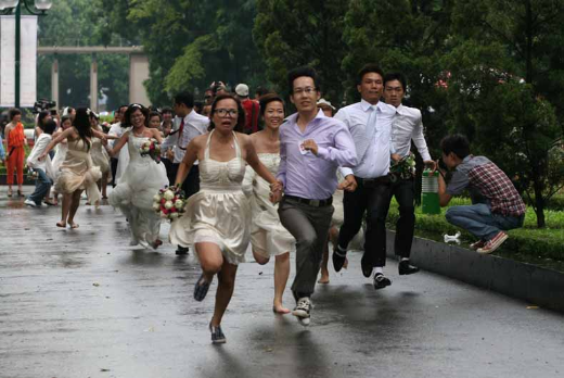 ...trao hoa cho cô dâu, rồi họ tay trong tay cùng về đích. Ảnh: Sài gòn tiếp thị ...trao hoa cho cô dâu, rồi họ tay trong tay cùng về đích. Ảnh: Sài gòn tiếp thị