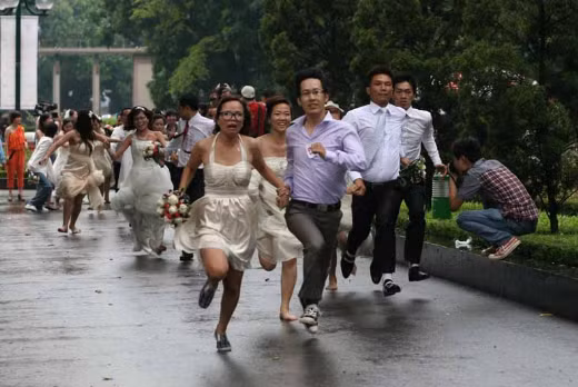 ...trao hoa cho cô dâu, rồi họ tay trong tay cùng về đích. Ảnh: Sài gòn tiếp thị