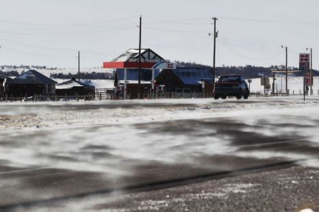 Amy Bates - người đang điều khiển việc bán đấu giá nói: "Buford là một cơ hội kinh doanh tiềm năng. Vùng đất này rồi sẽ là điểm đến thu hút nhiều người”. Ảnh: Metro