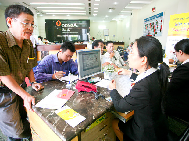 Nếu đại hội đồng cổ đông của DongA Bank vào cuối tháng 3.2012 thông qua, DongA Bank sẽ tính việc kết hợp với một ngân hàng khác. Ảnh: Hồng Thái Nếu đại hội đồng cổ đông của DongA Bank vào cuối tháng 3.2012 thông qua, DongA Bank sẽ tính việc kết hợp với một ngân hàng khác. Ảnh: Hồng Thái